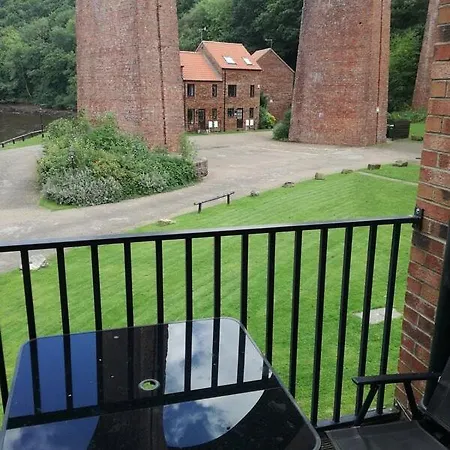 Riverside With Free Parking, Overlooking The River Esk *