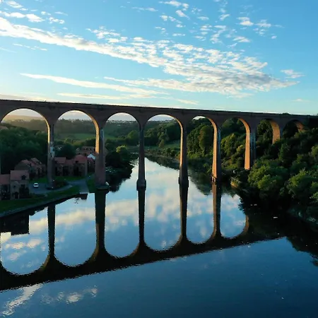 Riverside With Free Parking, Overlooking The River Esk Feriehus