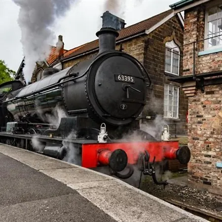 Holiday home Riverside With Free Parking, Overlooking The River Esk *