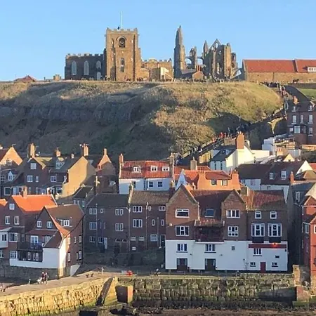 Feriehus Riverside With Free Parking, Overlooking The River Esk Whitby