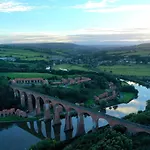 Riverside With Free Parking, Overlooking The River Esk Holiday home