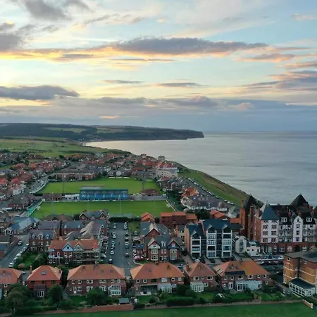 Riverside With Free Parking, Overlooking The River Esk * Whitby