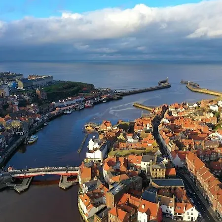 Riverside With Free Parking, Overlooking The River Esk *