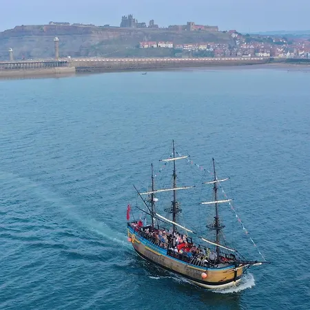 Riverside With Free Parking, Overlooking The River Esk *