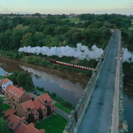 Riverside With Free Parking, Overlooking The River Esk Casa de Férias *