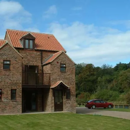 Riverside With Free Parking, Overlooking The River Esk Whitby