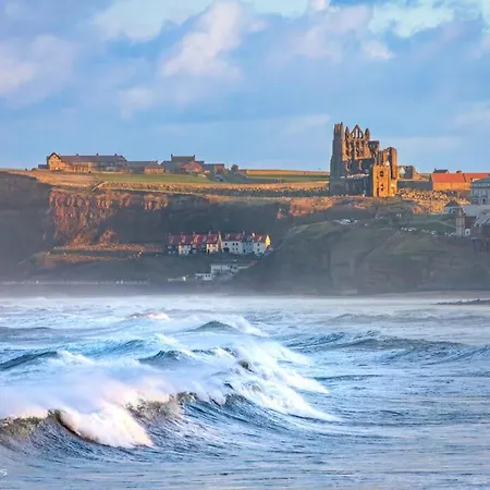 Feriehus Riverside With Free Parking, Overlooking The River Esk Whitby