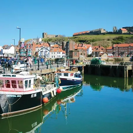 Riverside With Free Parking, Overlooking The River Esk Whitby