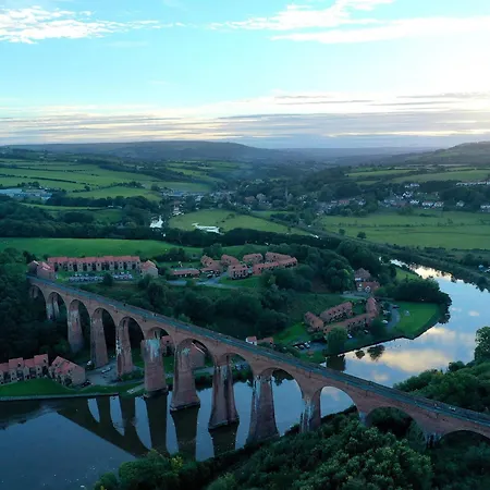 Riverside With Free Parking, Overlooking The River Esk Feriehus