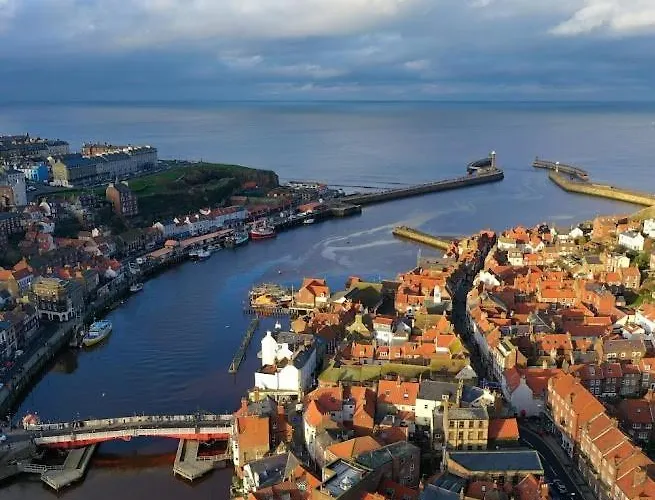 Riverside With Free Parking, Overlooking The River Esk *