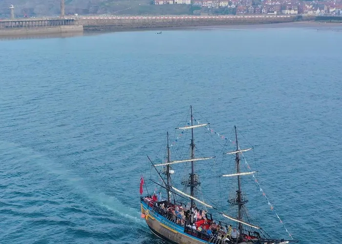 Riverside With Free Parking, Overlooking The River Esk *