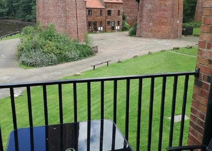 Riverside With Free Parking, Overlooking The River Esk * Whitby