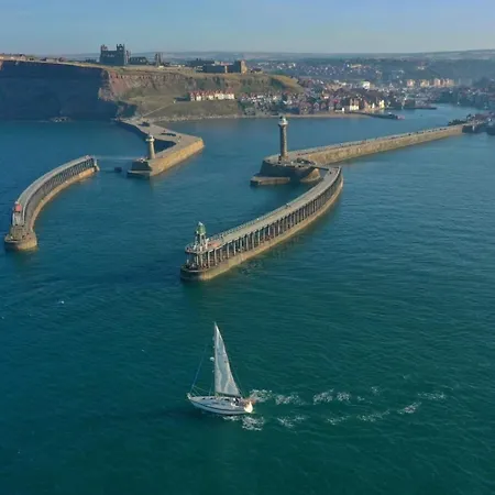 בית נופש Riverside With Free Parking, Overlooking The River Esk *