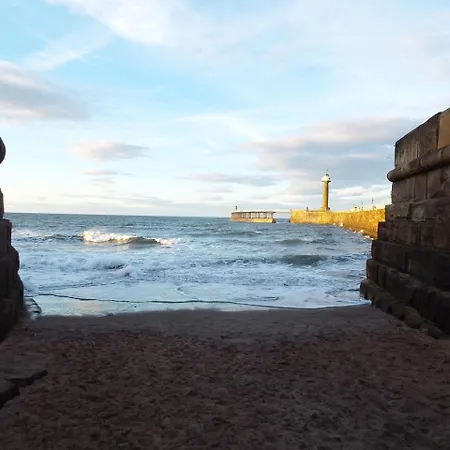 Riverside With Free Parking, Overlooking The River Esk * וויטבי